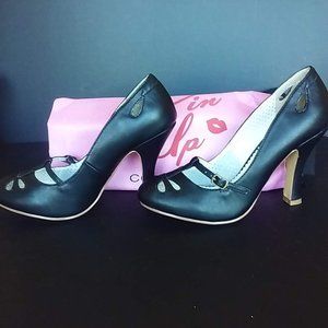 Pin Up Couture "Smitten" Black Pumps NEW IN BOX
